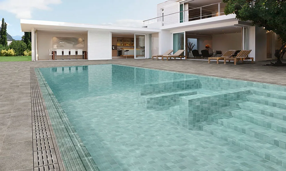 Aquanur construcción de piscina desbordante.