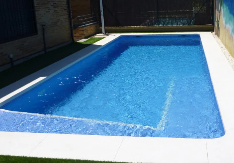 Escaleras con rampa para minusvalidos en una piscina en Salamanca por Aquanur.